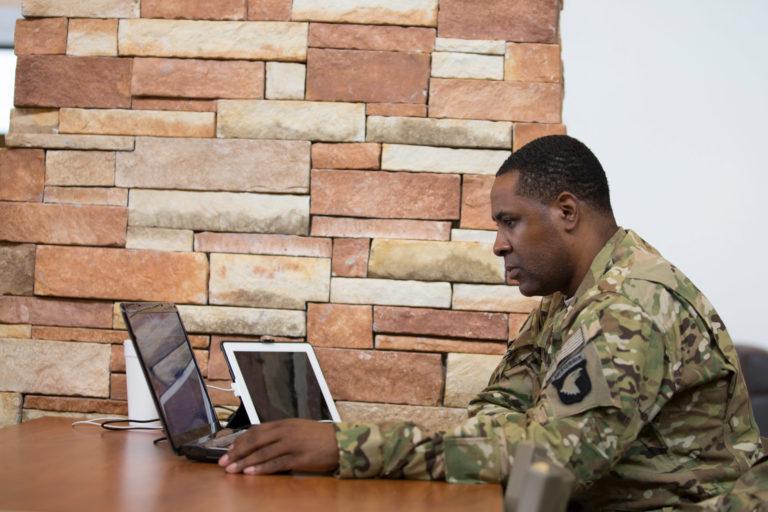 穿制服的学生坐在笔记本电脑前