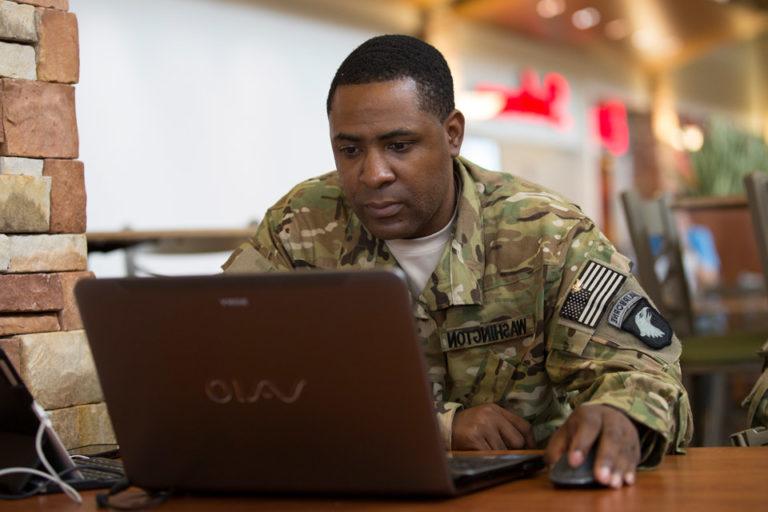 士兵在笔记本电脑前