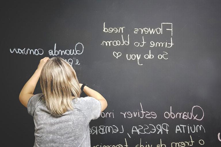 学生在黑板上写字